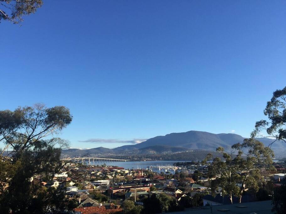 Spacious - Warm And Welcoming In Lindisfarne, 8 Min From Cbd