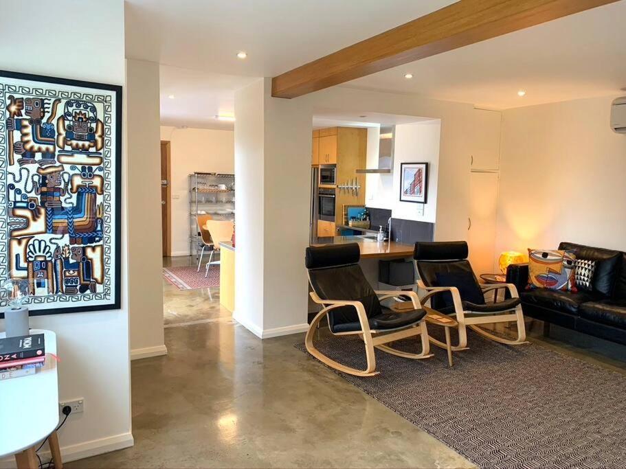 Spacious - Warm And Welcoming In Lindisfarne, 8 Min From Cbd Apartment Lindisfarne