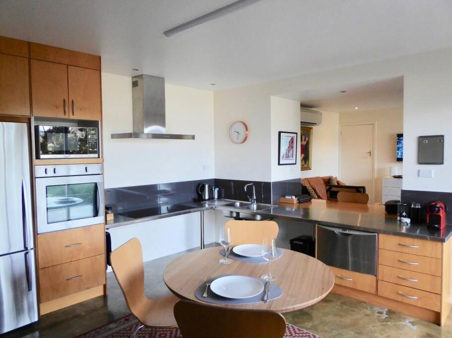 Spacious - Warm And Welcoming In Lindisfarne, 8 Min From Cbd Apartment Lindisfarne