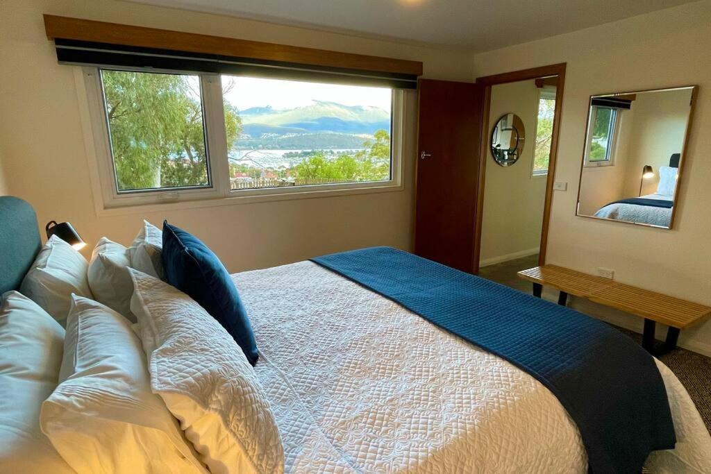 Spacious - Warm And Welcoming In Lindisfarne, 8 Min From Cbd Apartment Lindisfarne
