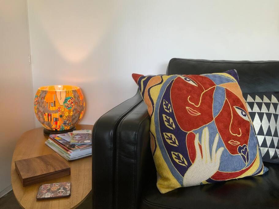 Spacious - Warm And Welcoming In Lindisfarne, 8 Min From Cbd Apartment *
