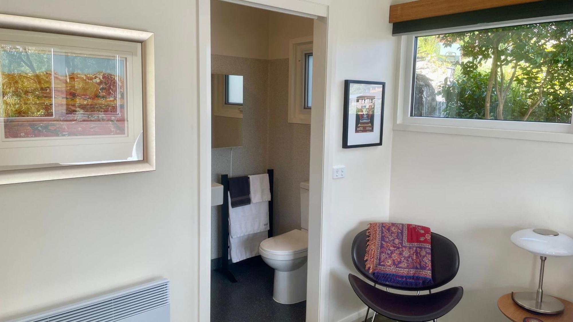 Spacious - Warm And Welcoming In Lindisfarne, 8 Min From Cbd Apartment *