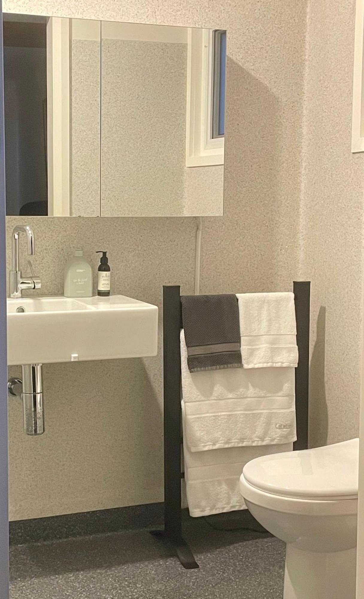 Apartment Spacious - Warm And Welcoming In Lindisfarne, 8 Min From Cbd