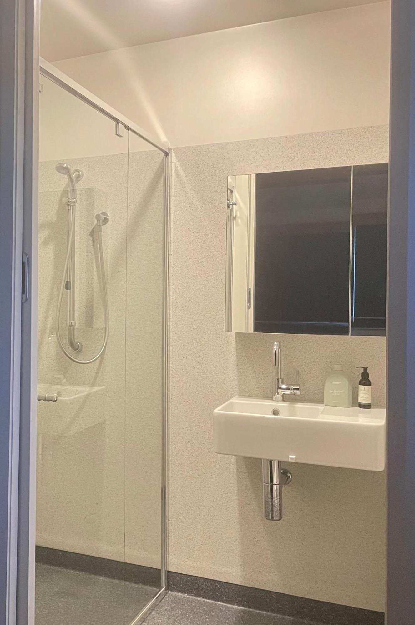 Spacious - Warm And Welcoming In Lindisfarne, 8 Min From Cbd Apartment *